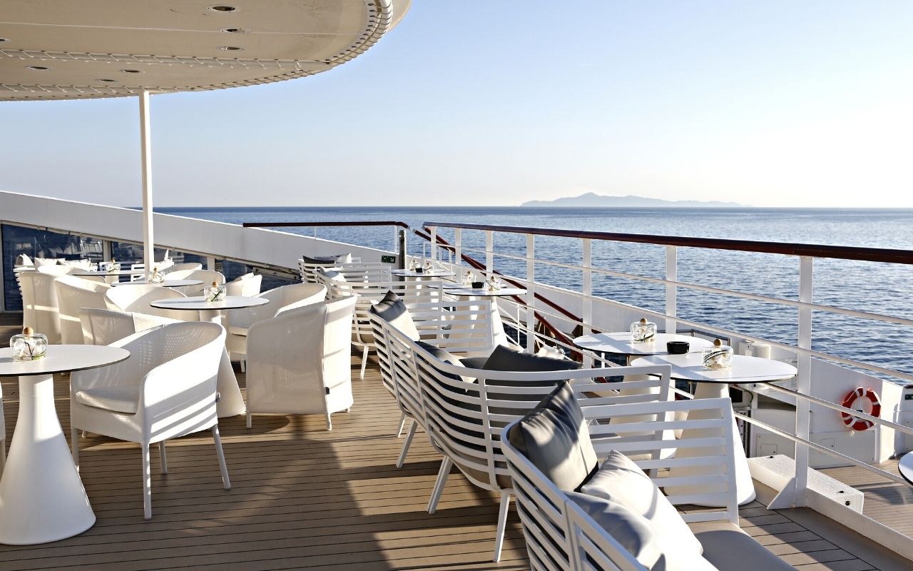 Les bateaux sisterships de la compagnie du Ponant avec leur superbe terrasse sur les ponts designé par le studio d'architecture d'intérieur jean-philippe nuel