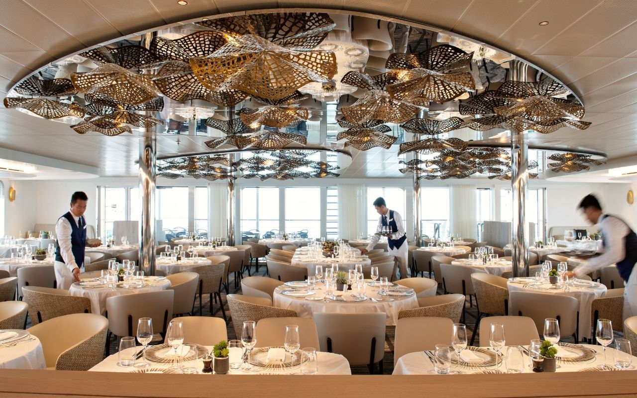 Ponant Explorers, bateau de croisière de luxe à taille humaine désigné par le studio d'architecture d'intérieur jean-philippe nuel, Le Bougainville, restaurant, coquillage, esprit maritime