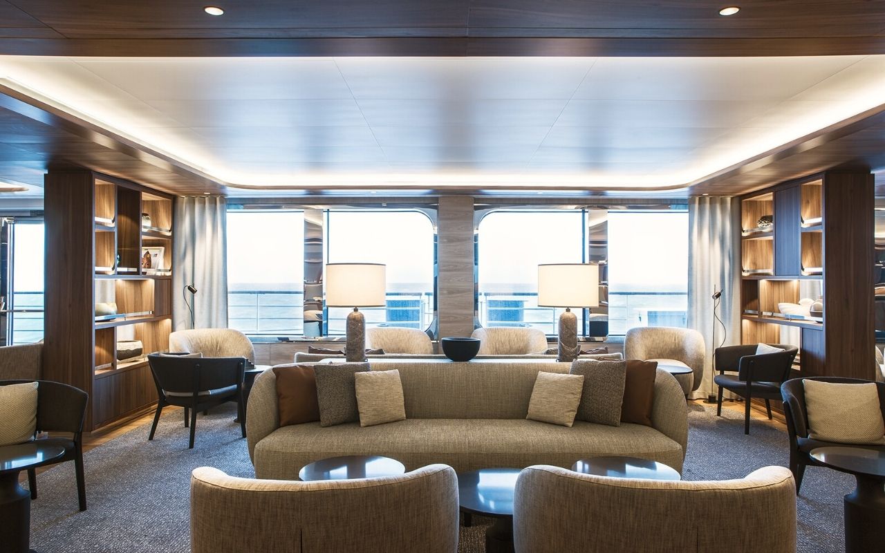 Salon intérieur avec vue sur la mer du bâteau de croisière polaire de luxe Le Commandant Charcot designé par le studio d'architecture d'intérieur jean-philippe nuel