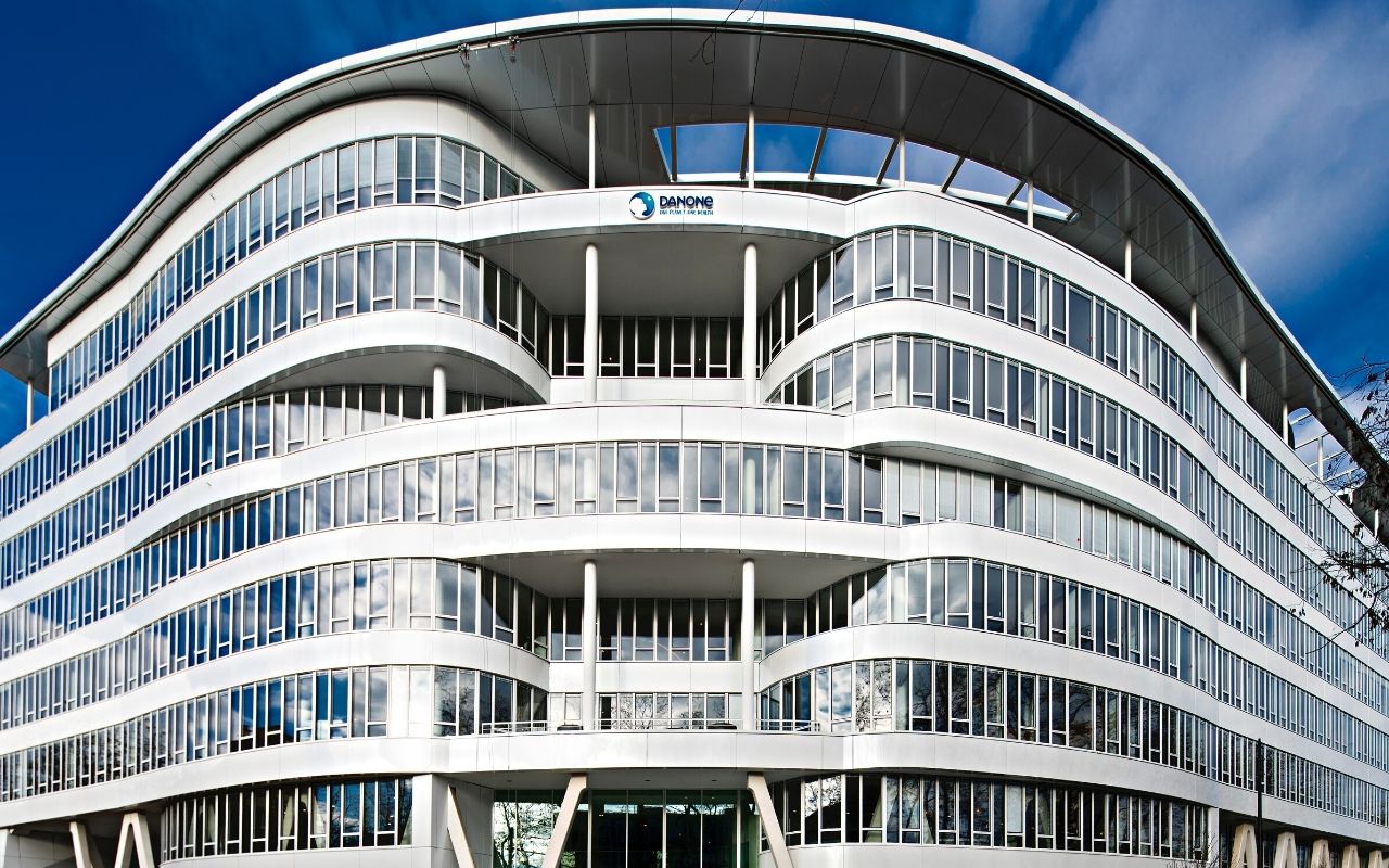 Vue extérieure du siège social de Danone dans l'immeuble Convergence designé par le studio d'architecture d'intérieur jean-philippe nuel