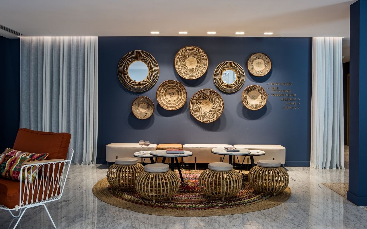 Accueil de l'hôtel croisette beach à cannes désigné par le studio d'architecture d'intérieur français jean-philippe nuel, déco gypset, ambiance bord de mer, hôtel de luxe mgallery, mur de miroirs