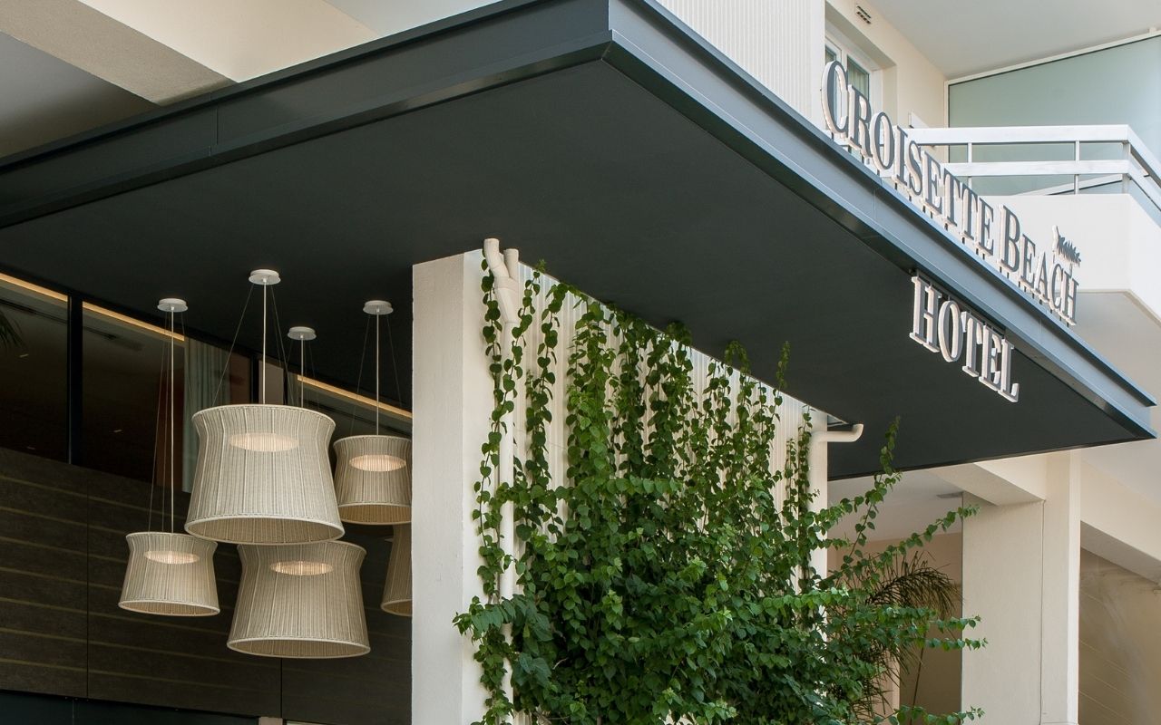 entrée végétalisée de l'hôtel croisette beach à cannes désigné par le studio d'architecture d'intérieur français jean-philippe nuel, déco gypset, ambiance bord de mer, hôtel de luxe mgallery