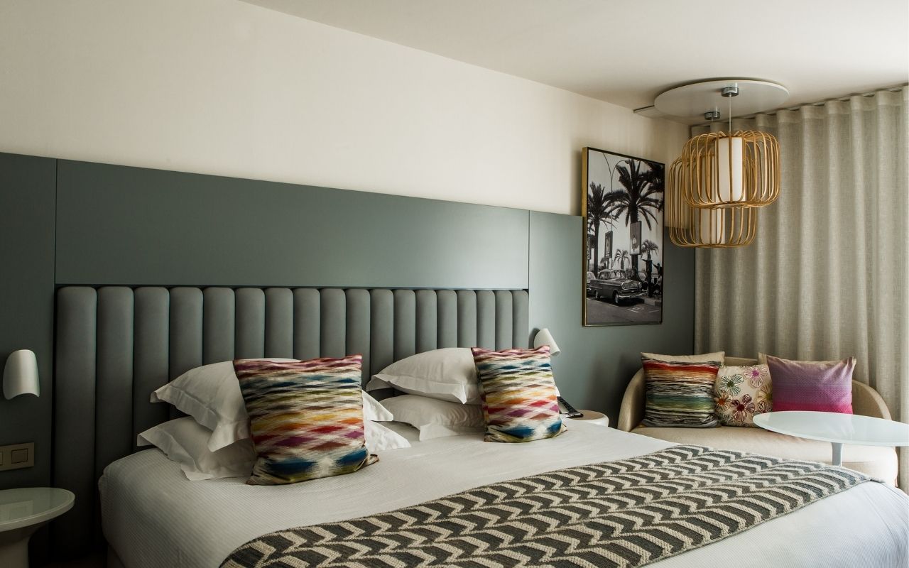 Chambre de l'hôtel croisette beach à cannes désigné par le studio d'architecture d'intérieur français jean-philippe nuel,, mur design, déco gypset et bohème, ambiance bord de mer, hôtel de luxe mgallery, hospitalité, architecture d'intérieur, studio Jean-Philippe Nuel