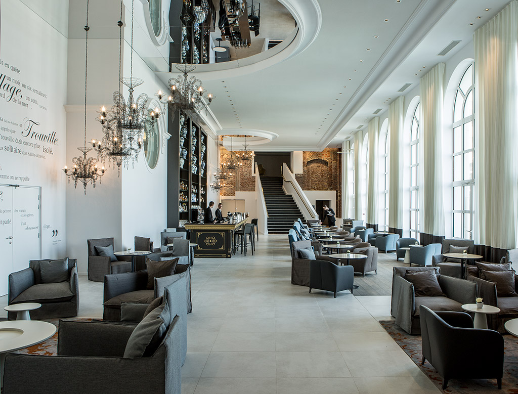 High end restaurant of the Cures Marines hotel in Trouville, 5 star luxury hotel by the sea designed by jean-philippe nuel studio, Normandy hotel, interior design, seaside interior design