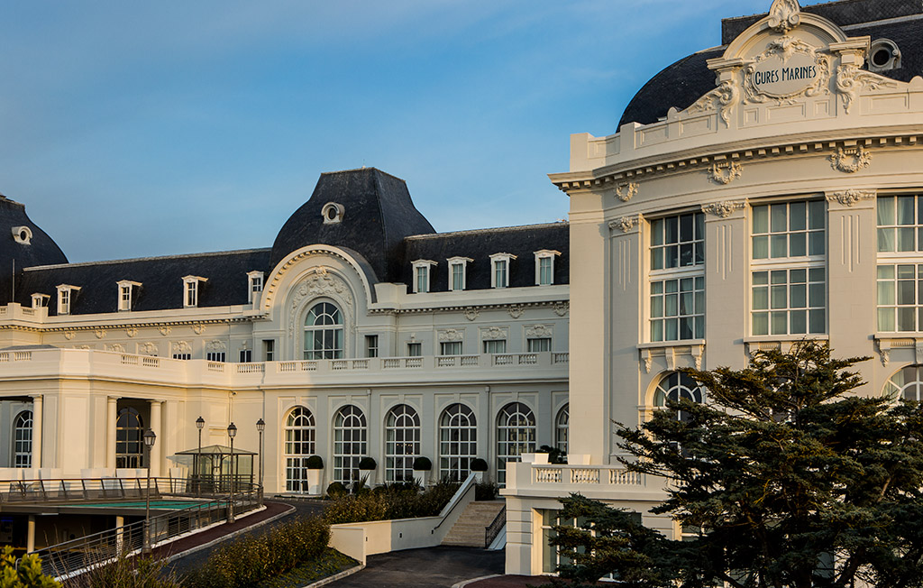 Façade extérieure de l'hôtel des Cures Marines de Trouville, hôtel de luxe 5 étoiles de bord de mer designé par le studio jean-philippe nuel, hôtel de Normandie, architecture d'intérieur, décoration d'intérieur balnéaire