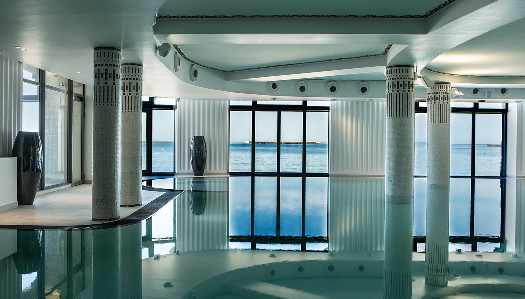 Thalasso on the beach of the hotel hélianthal Saint-Jean-De-Luz designed by the interior design studio jean-philippe nuel, dream thalasso, luxury swimming pool, pure design, French architect, sober and chic decoration