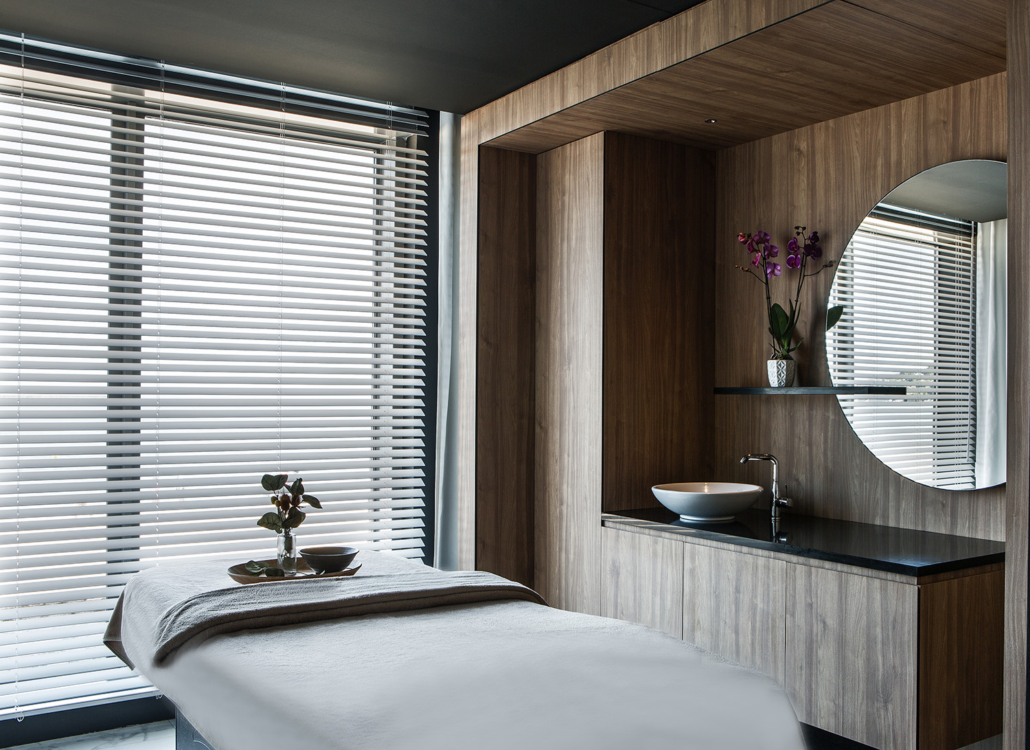 Massage room of the spa of the hotel helianthal Saint-Jean-De-Luz designed by the interior design studio jean-philippe nuel, with a view of the sea, dream thalasso, pure design, sober and chic decoration
