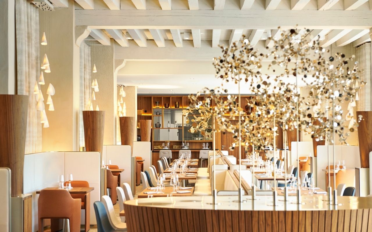 Restaurant Epona of the InterContinental Lyon Hotel Dieu with design lamps and a modern and warm decoration signed by the interior design studio jean-philippe nuel