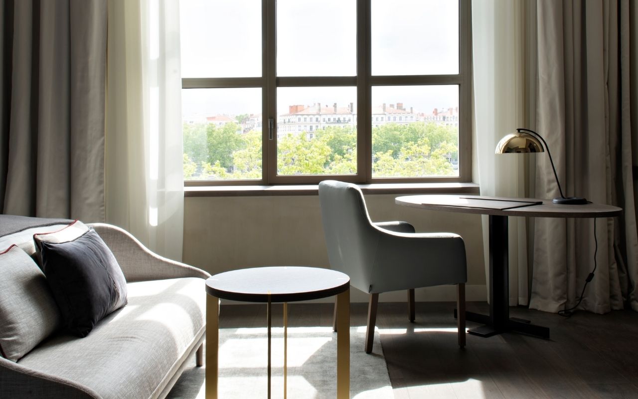 Luxury room at the InterContinental Lyon Hôtel Dieu designed by the interior design studio Jean-Philippe Nuel