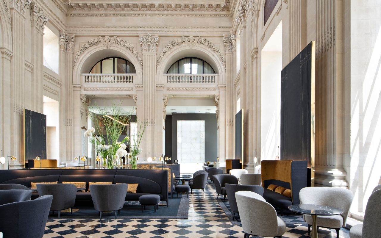 overall view of the bar decoration of the InterContinental Lyon Hôtel Dieu designed by the French interior design studio Jean-Philippe Nuel