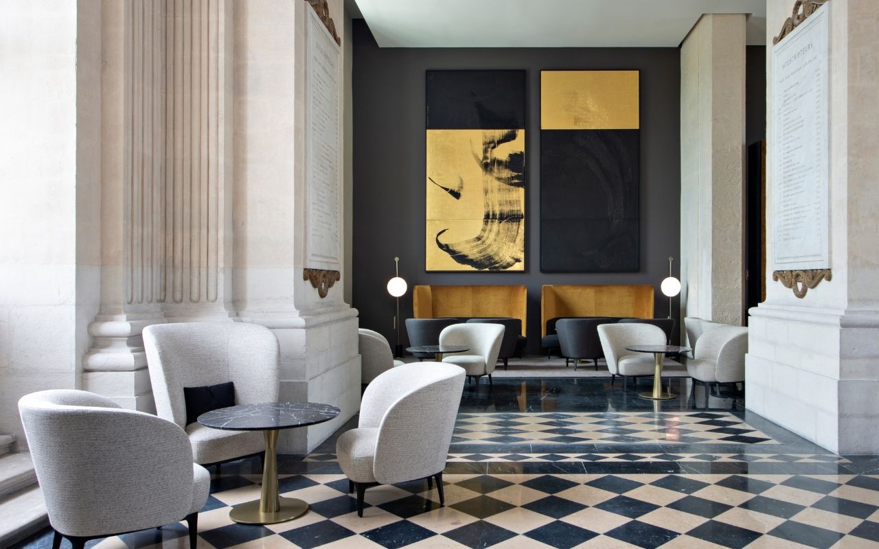 Bar at the InterContinental Lyon Hôtel Dieu decorated with works of art in black and gold, Ligne Roset armchairs by the French interior design studio Jean-Philippe Nuel