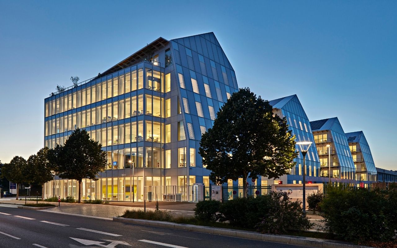 Vue extérieur de l'immeuble tertiaire Boréal à Lyon à la nuit tombée designé par le studio d'architecture d'intérieur jean-philippe nuel