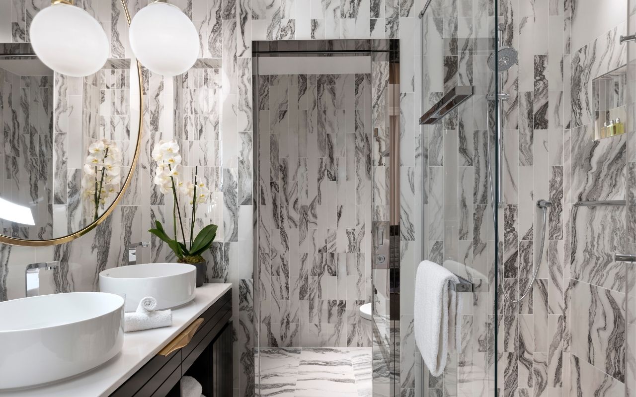 Hotel La Clef Champs-Elysées in Paris black and white marble bathroom, luxury hotel designed by the interior design studio jean-philippe nuel