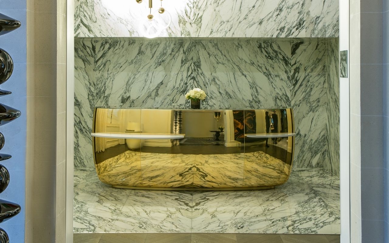Hôtel La Clef Champs-Elysées à Paris desk d'accueil mur en marbre, hôtel de luxe réalisé par le studio d'architecture d'intérieur jean-philippe nuel
