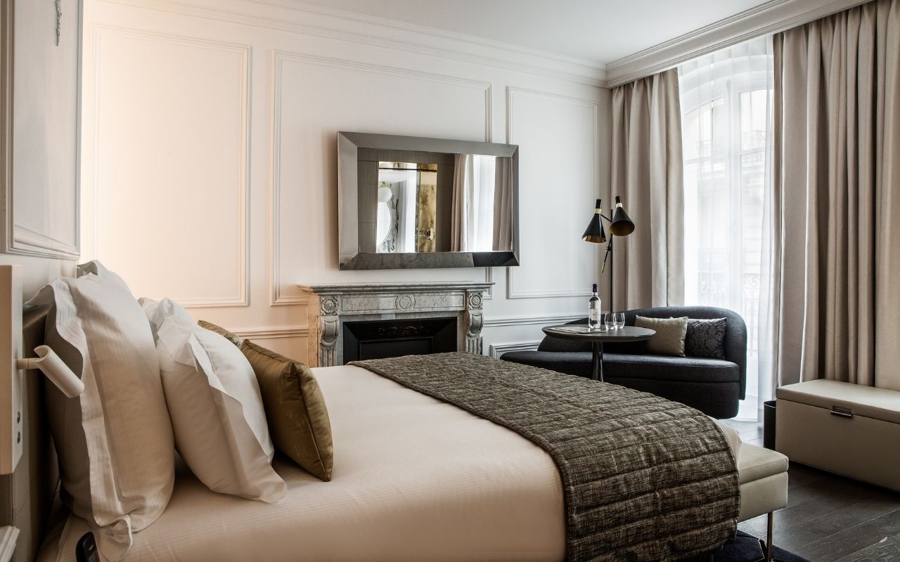 Hotel La Clef Champs-Elysées in Paris luxurious room, clear colors and warm atmosphere, luxury hotel designed by the interior design studio jean-philippe nuel