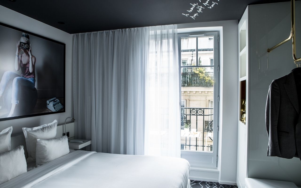 Chambre avec vue sur les immeubles parisiens de l'hôtel 4 étoiles Le Général à Paris, hôtel de luxe designé par le studio d'architecture d'intérieur jean-philippe nuel, décoration industrielle
