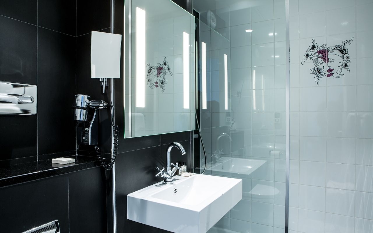 Salle de bain moderne et design de l'hôtel 4 étoiles Le Général à Paris, hôtel de luxe designé par le studio d'architecture d'intérieur jean-philippe nuel, décoration industrielle