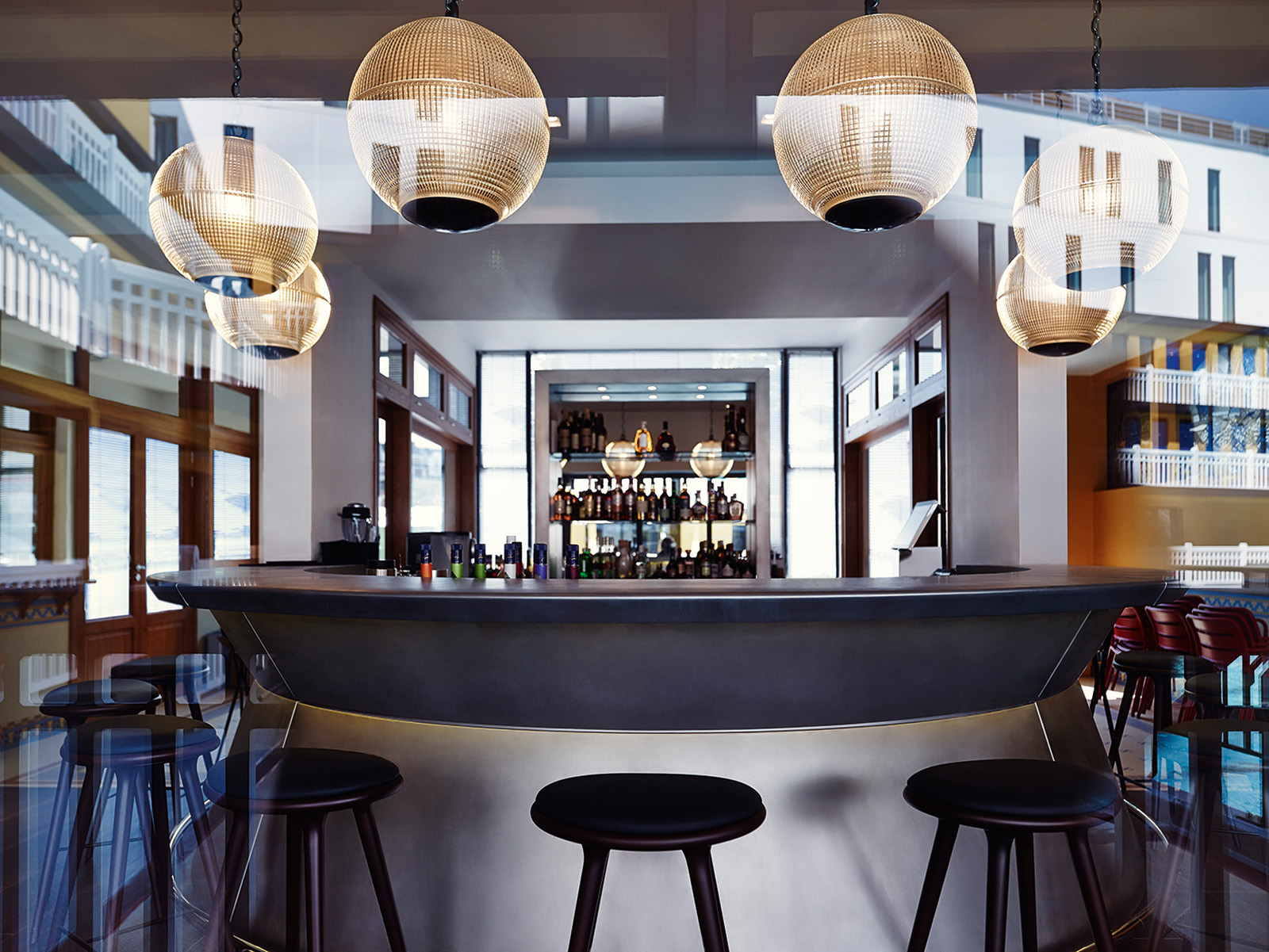 Bar de la brasserie urbaine de l'hôtel molitor à Paris, hotel lifestyle de luxe designé par le studio d'architecture d'intérieur jean-philippe nuel, décoration d'intérieur d'inspiration streetart