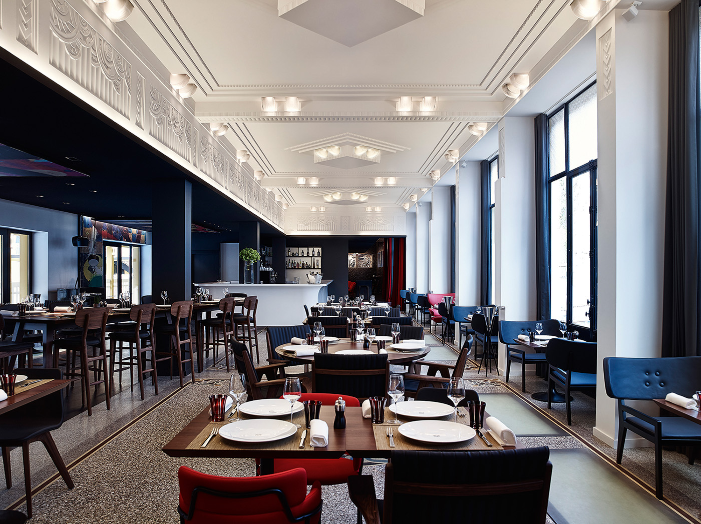 Salle de la brasserie urbaine de l'hôtel molitor à Paris, hotel lifestyle de luxe designé par le studio d'architecture d'intérieur jean-philippe nuel, décoration d'intérieur d'inspiration streetart