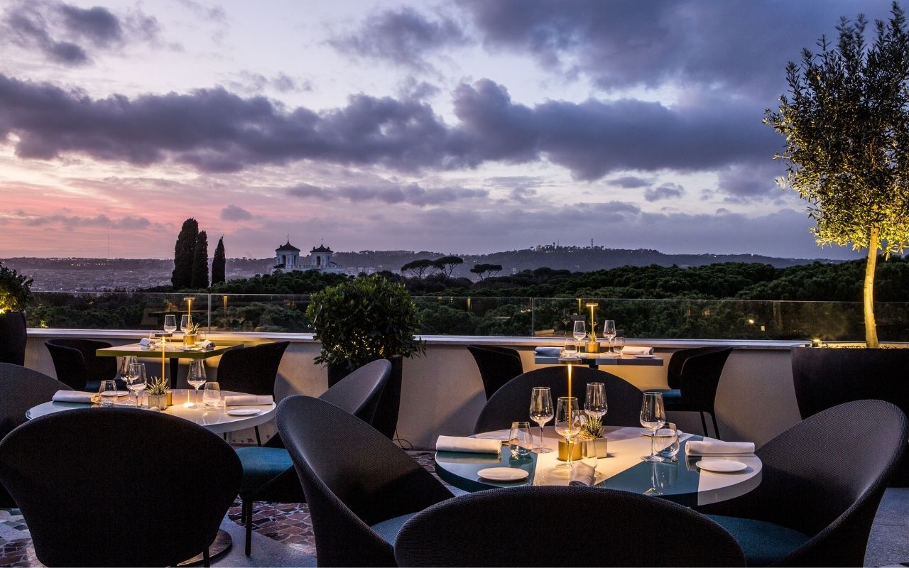 Vue de nuit imprenable sur la ville du restaurant Settimo de l'hôtel Sofitel Rome Villa Borghese designé par le studio d'architecture d'intérieur Jean-Philippe Nuel