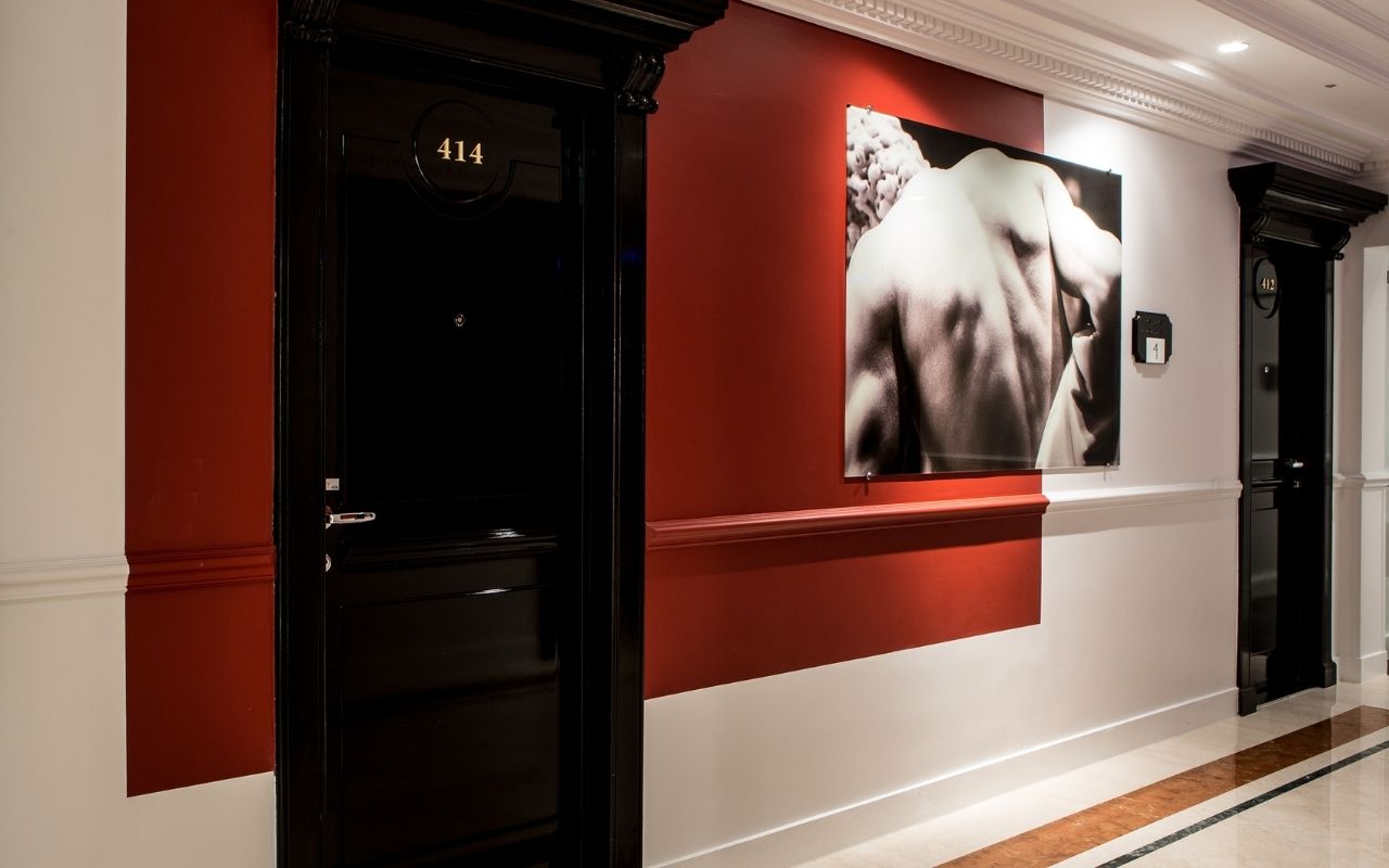 Decoration of the corridors of the Hotel Sofitel Rome Villa Borghese designed by the French interior design studio Jean-Philippe Nuel with artworks and a play of colors