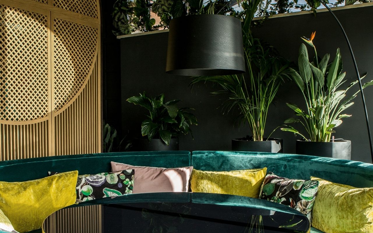 Zoom sur la décoration intérieure végétale du restaurant Settimo de l'hôtel Sofitel Rome Villa Borghese designé par le studio d'architecture d'intérieur Jean-Philippe Nuel