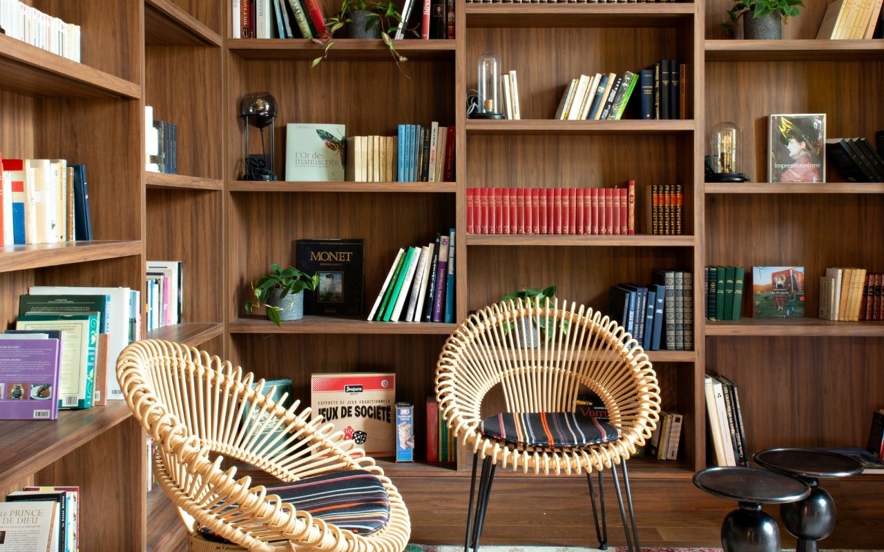 Salon bibliothèque de l'hôtel Le Belleval à Paris, hôtel lifestyle 4 étoiles au cœur de la capitale réalisé par le studio d'architecture d'intérieur jean-philippe nuel, déco