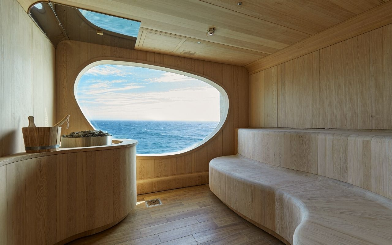 Spa avec vue sur mer de l'un des Explorers de la Compagnie du Ponant avec une ambiance chaleureuse désigné par le studio d'architecture d'intérieur jean-philippe nuel