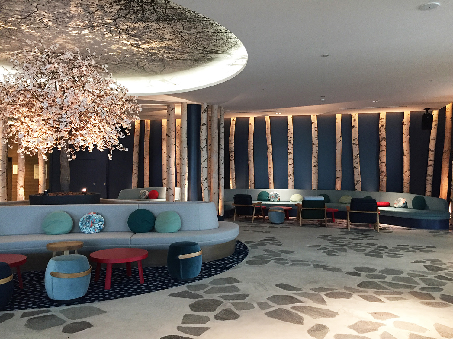 Lobby aménagé du club med tomamu au Japon, décoration d'intérieur colorée, design, intérieur raffiné, décoration, inspiration japonaise, club med, univers club med