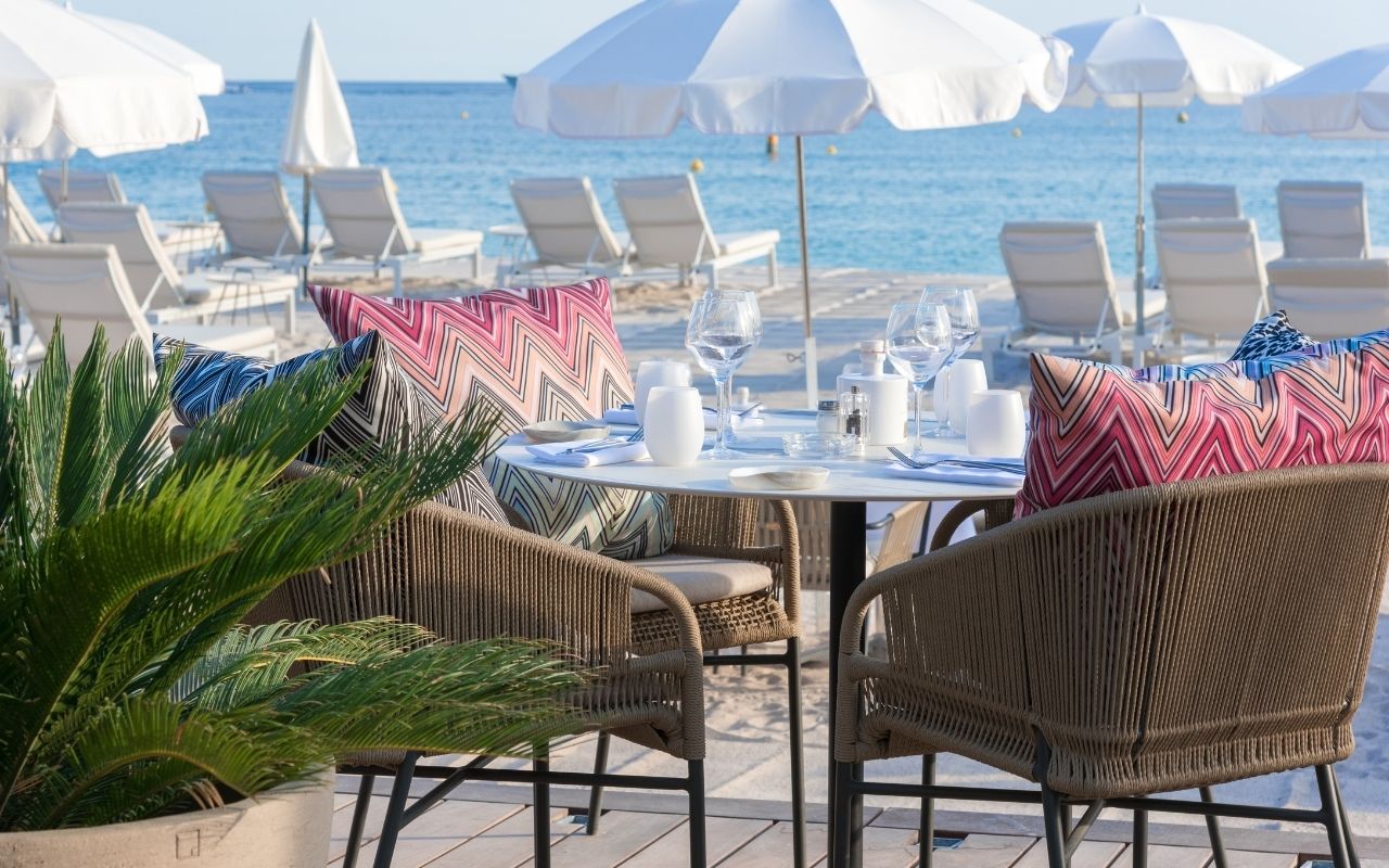 Restaurant sur la plage de l'hôtel croisette beach à cannes désigné par le studio d'architecture d'intérieur français jean-philippe nuel, déco gypset et bohème, ambiance bord de mer, hôtel de luxe mgallery, hospitalité, architecture d'intérieur, studio Jean-Philippe Nuel