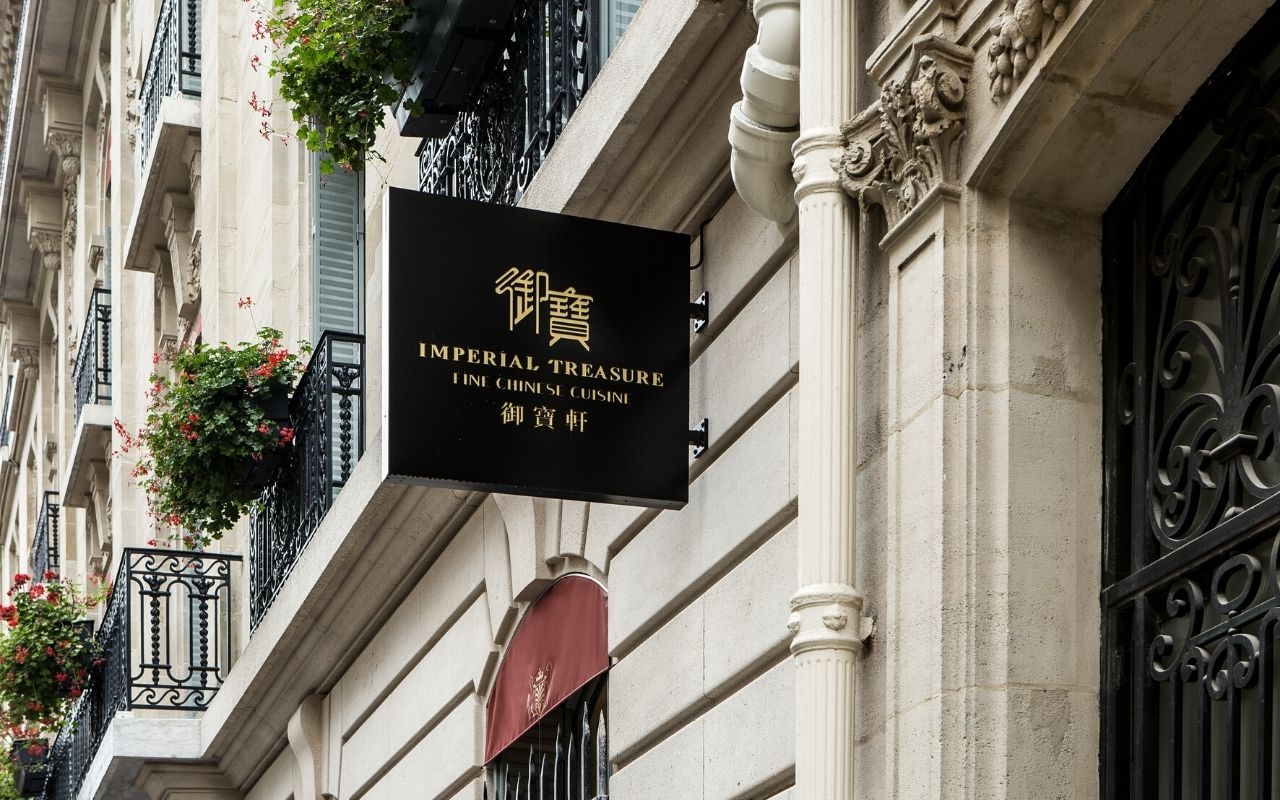 Exterior facade of the Imperial Treasure Asian Restaurant in Paris designed by the interior design studio jean-philippe nuel in a Parisian apartment style