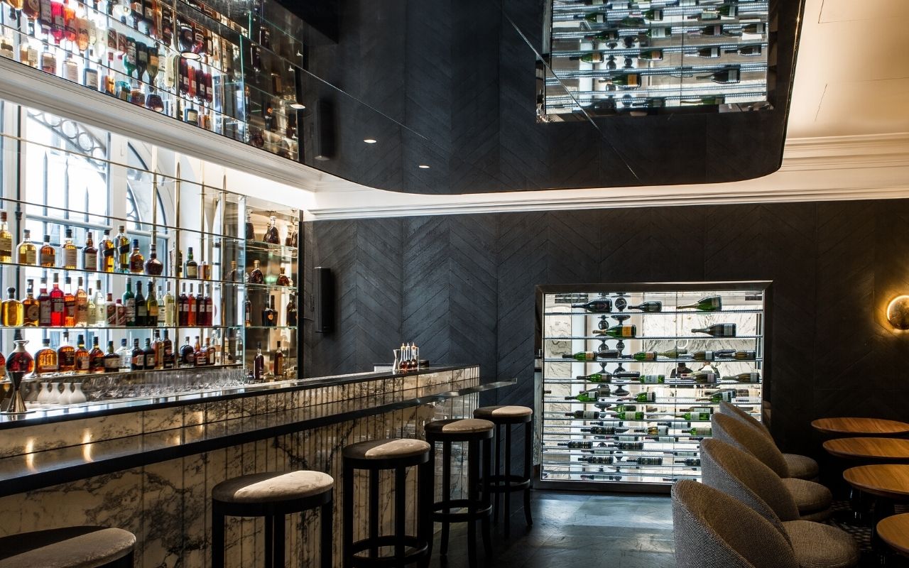 Bar du Restaurant asiatique l'Imperial Treasure à Paris avec cave à vin et mur en Panbeton de Concrete LCDA réalisé par le studio d'architecture d'intérieur jean-philippe nuel