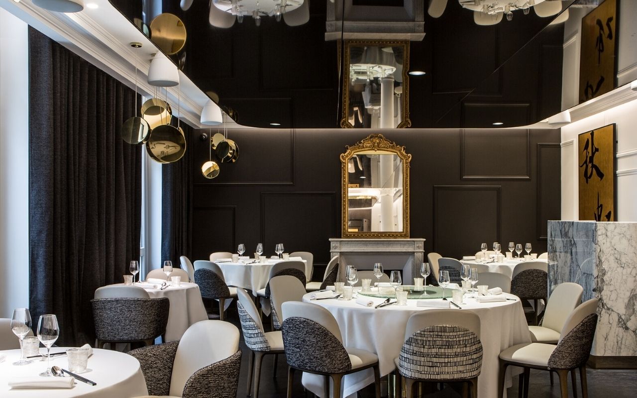 Décoration intérieure du Restaurant asiatique l'Imperial Treasure à Paris avec de grands miroirs et une ambiance sombre, restaurant designé par le studio d'architecture d'intérieur jean-philippe nuel