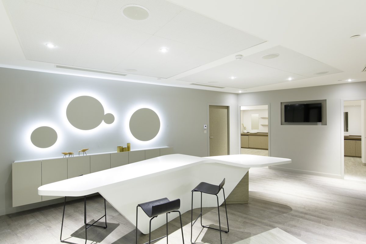 Minimalist reception desk in the voltaire tower at La Défense designed by the interior design studio jean-philippe nuel