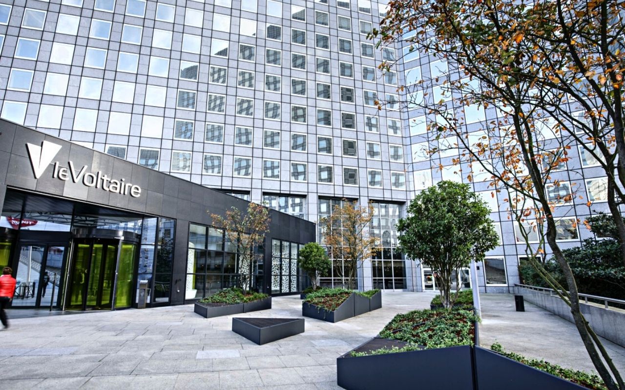 Exterior view of the voltaire tower in la défense designed by the interior design studio jean-philippe nuel