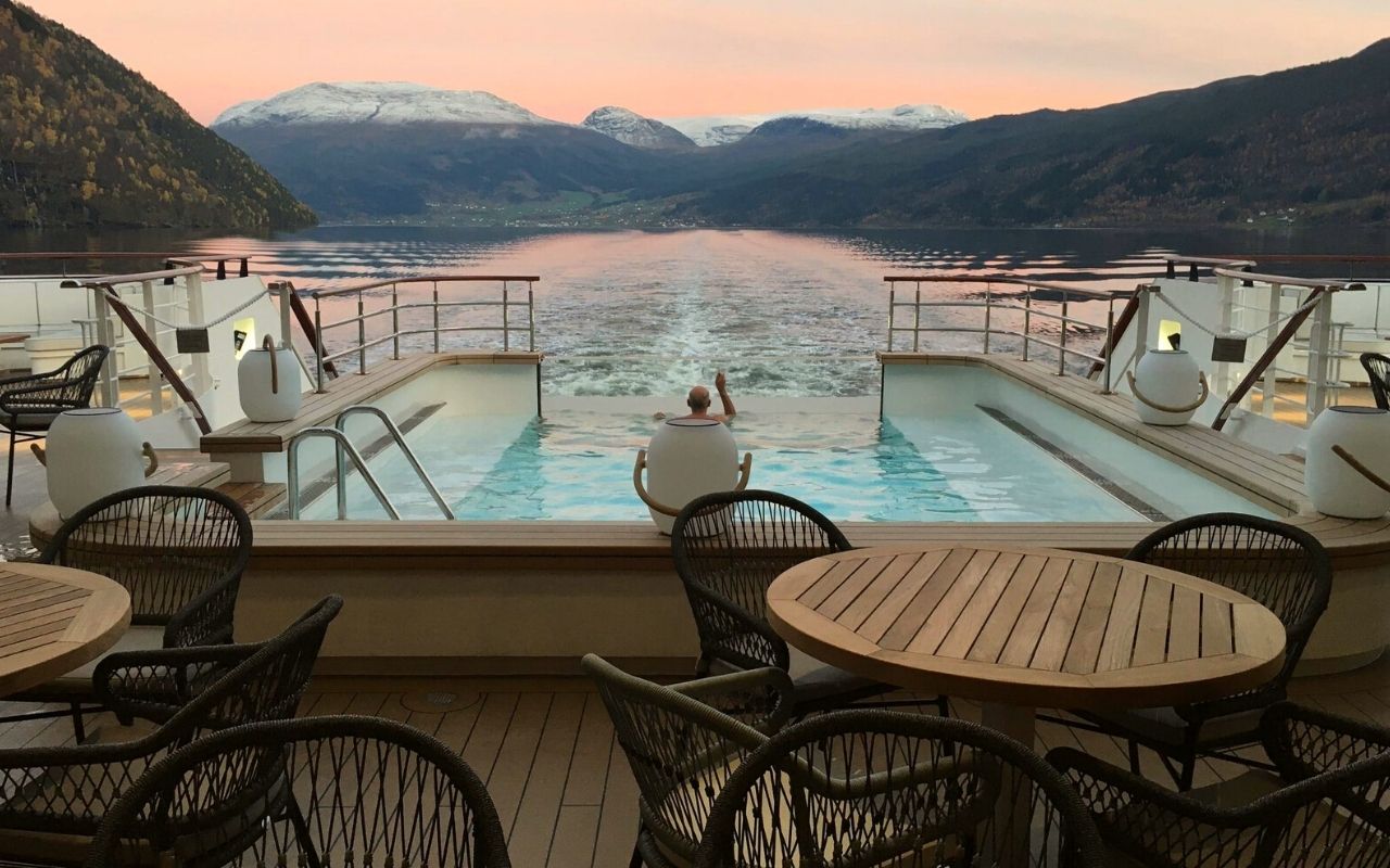 Piscine avec vue imprenable sur un couché de soleil de l'un des Explorers de la Compagnie du Ponant désigné par le studio d'architecture d'intérieur jean-philippe nuel