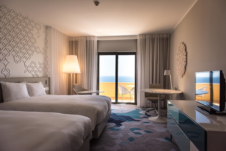 Hilton Malta - hôtel de luxe désigné par le studio d'architecture d'intérieur jean-philippe nuel - chambre - vue sur mer - bord de mer - soleil - malte - bleu