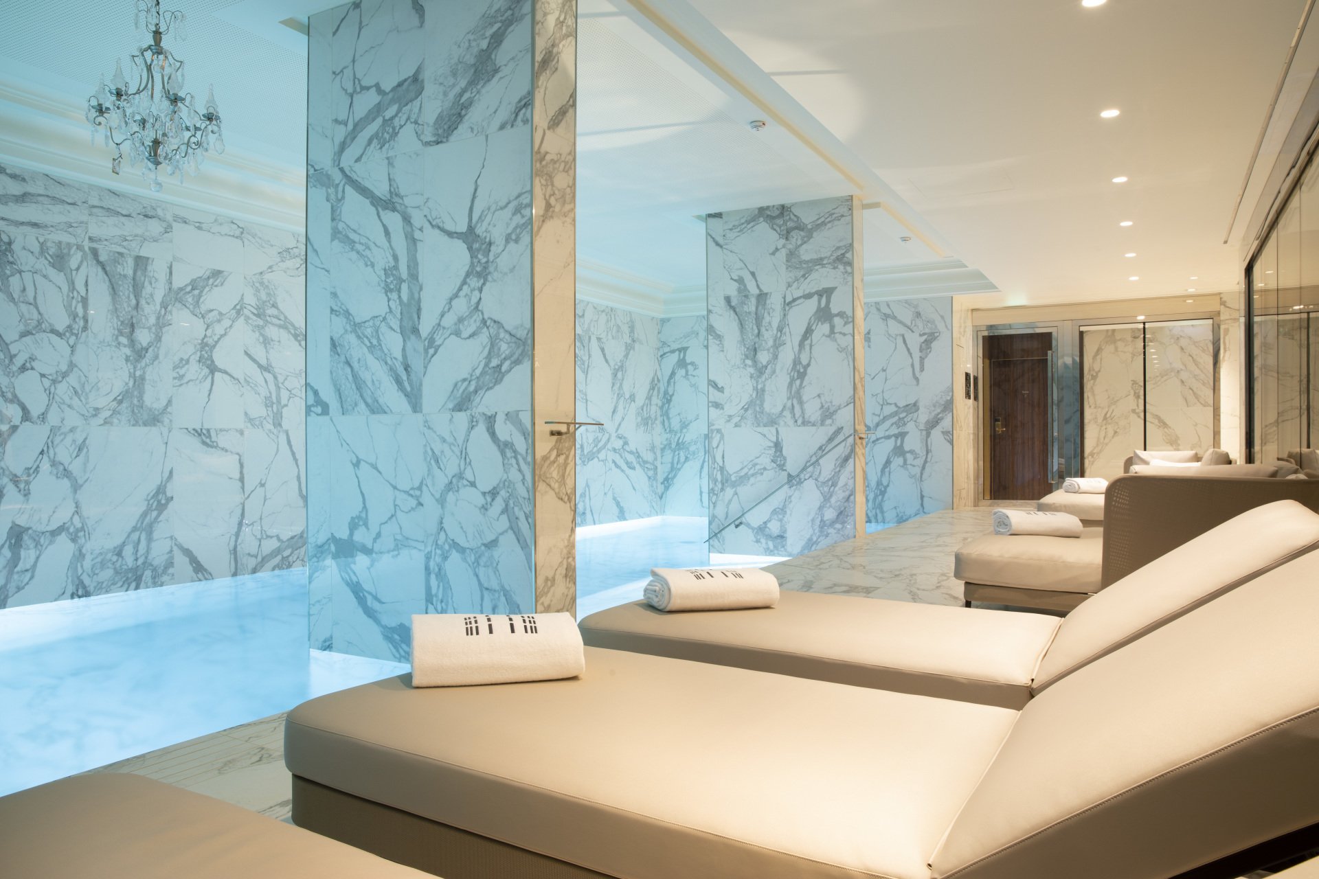 Hotel et Spa Le Damantin Paris designé par le studio d'architecture d'intérieur jean-philippe nuel - spa - lit - repos bien-être piscine marbre