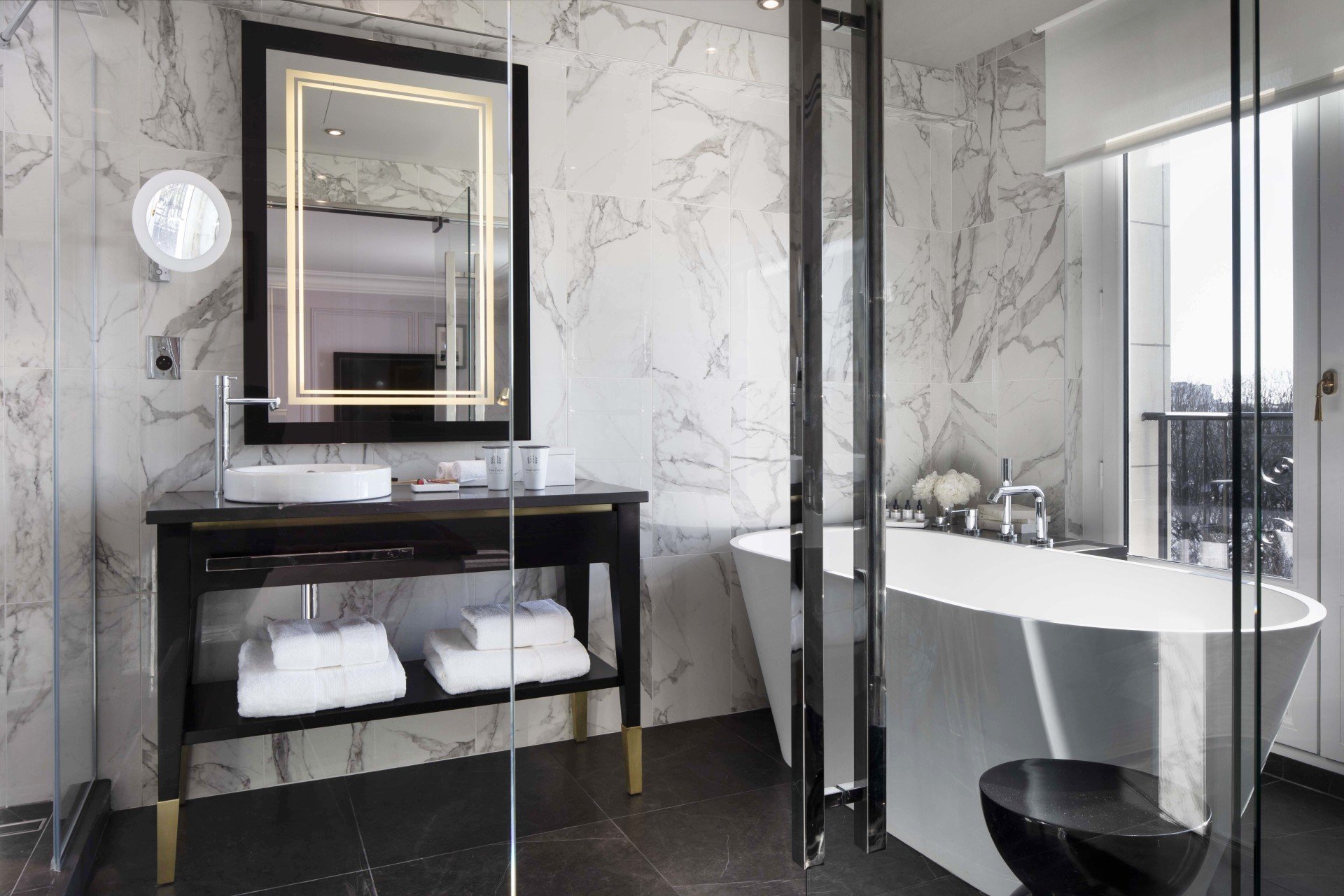 Hotel et Spa Le Damantin Paris - hôtel de luxe designé par le studio d'architecture d'intérieur jean-philippe nuel - salle de bain luxueuse, marbre, baignoire et douche