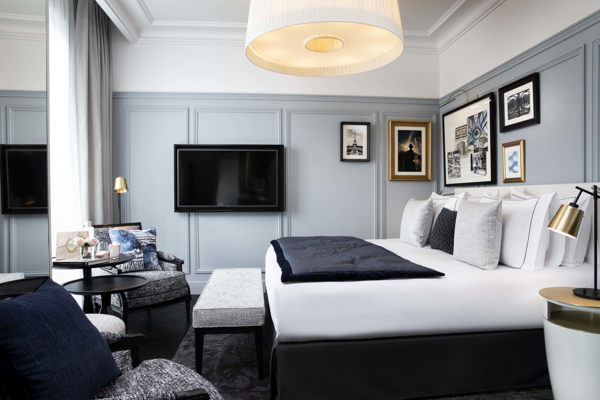 Hotel and Spa Le Damantin Paris - luxury hotel designed by the interior design studio jean-philippe nuel - design room equipped with bed, design armchair, open bathroom - artworks, paintings