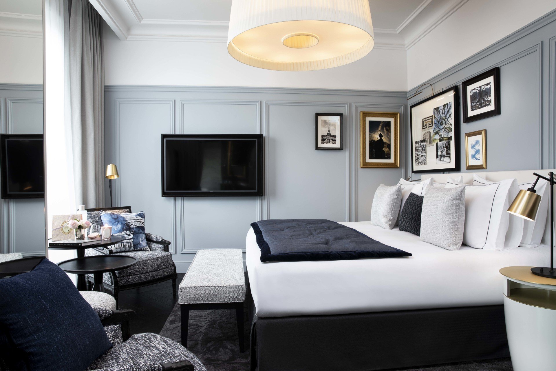 Hotel et Spa Le Damantin Paris - hôtel de luxe designé par le studio d'architecture d'intérieur jean-philippe nuel - chambre design équipée avec lit, fauteuil design, salle de bain ouverte - œuvres d'art, tableaux