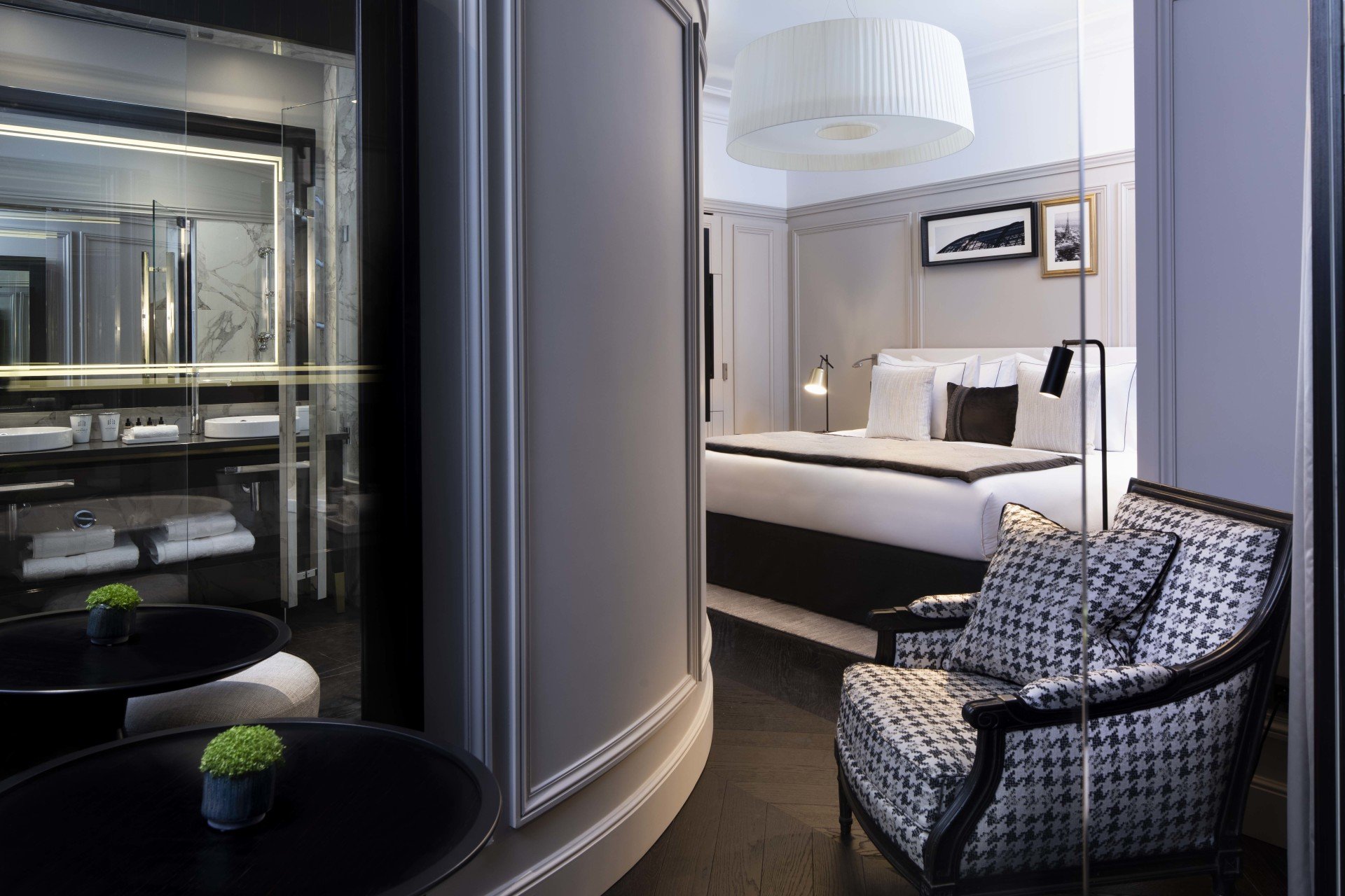 Hotel et Spa Le Damantin Paris - hôtel de luxe designé par le studio d'architecture d'intérieur jean-philippe nuel - chambre design équipée avec lit, fauteuil design, salle de bain moderne