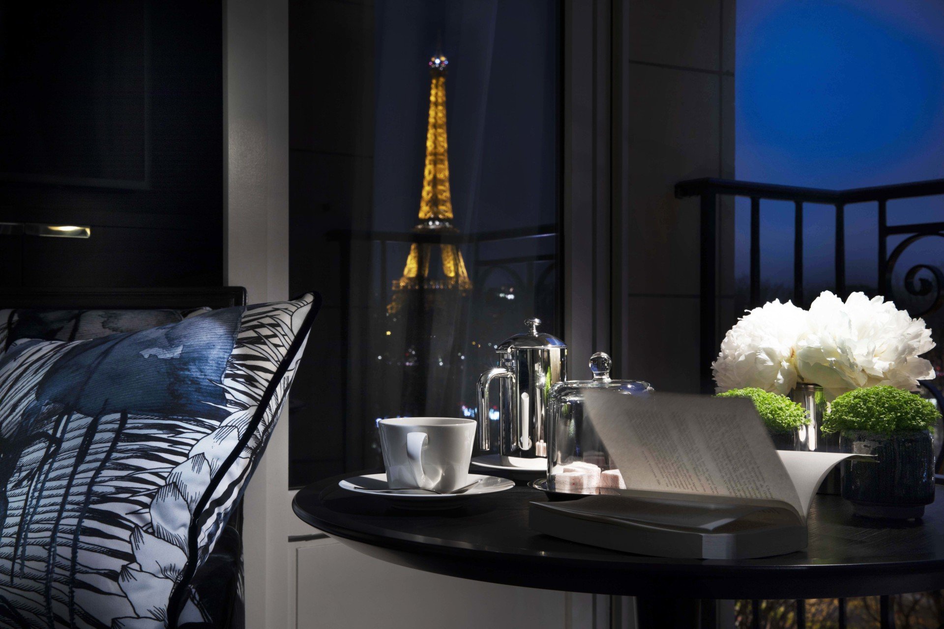 Hotel and Spa Le Damantin Paris - luxury hotel designed by the interior design studio jean-philippe nuel - suite with view on the eiffel tower