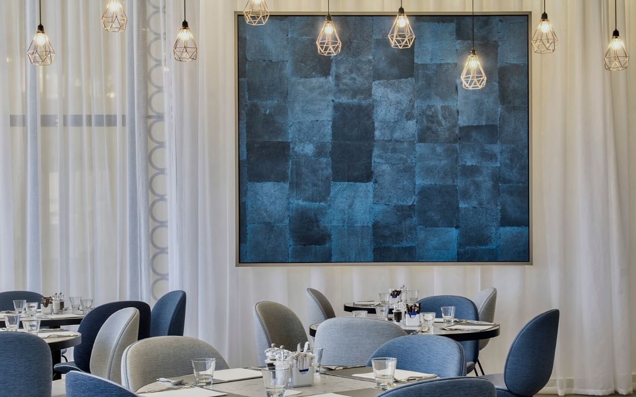 Hilton Malta - hôtel de luxe désigné par le studio d'architecture d'intérieur jean-philippe nuel - restaurant - luxe - tableau - bleu - œuvre d'art