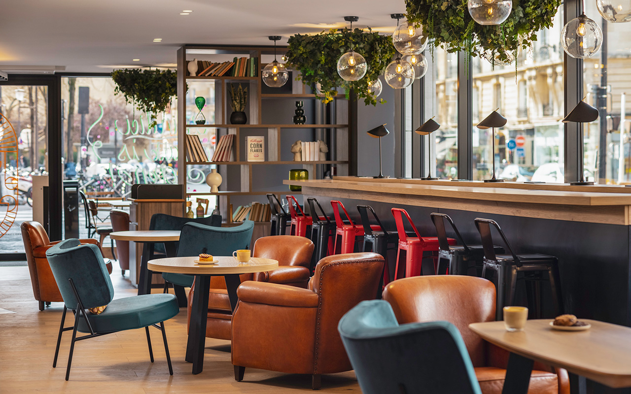 café of the 4 star hotel novotel paris vaugirard designed by the studio jean-philippe nuel