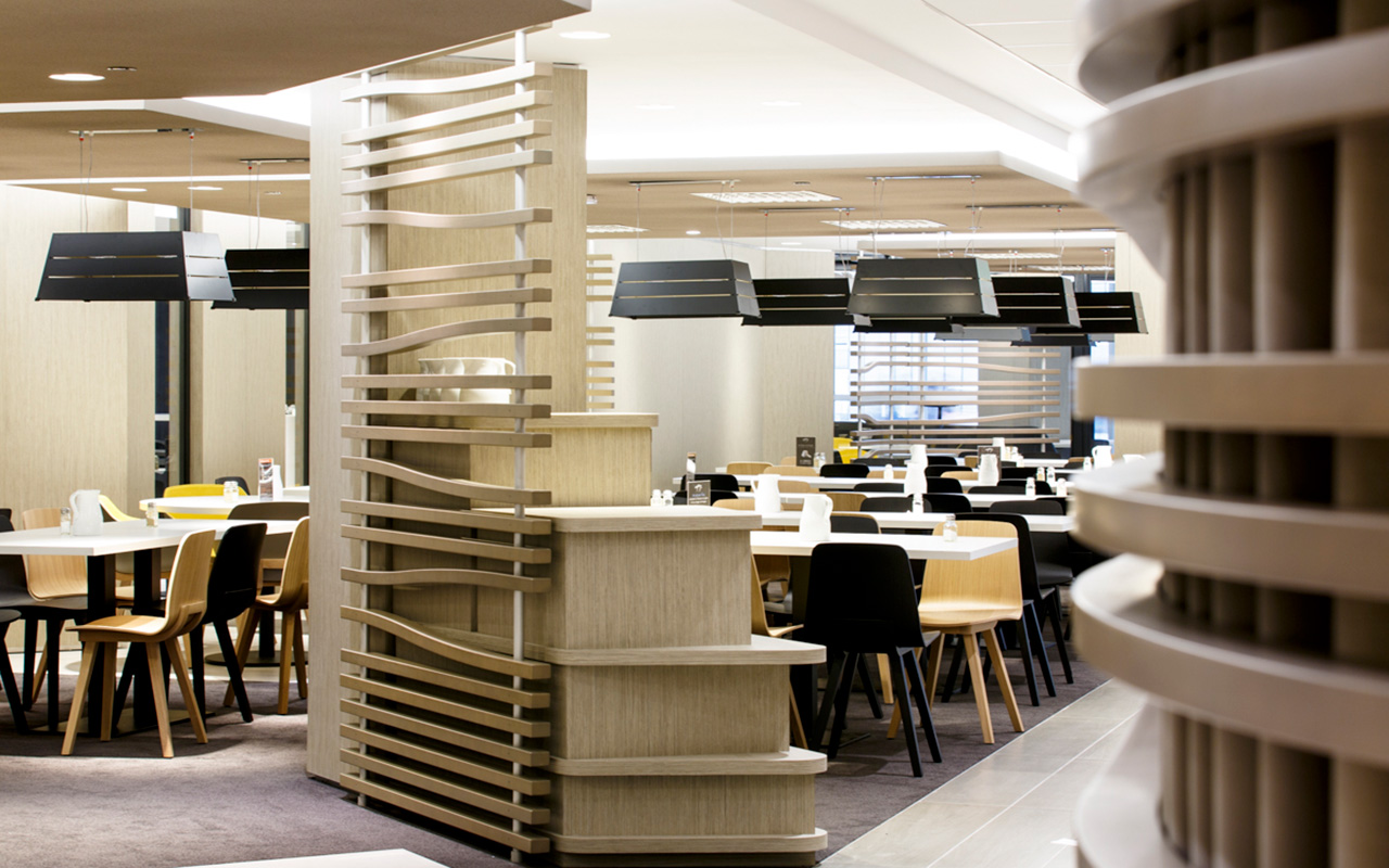 Restaurant professionnel dans la tour voltaire à La Défense, avec une décoration moderne et colorée designé par le studio jean-philippe nuel