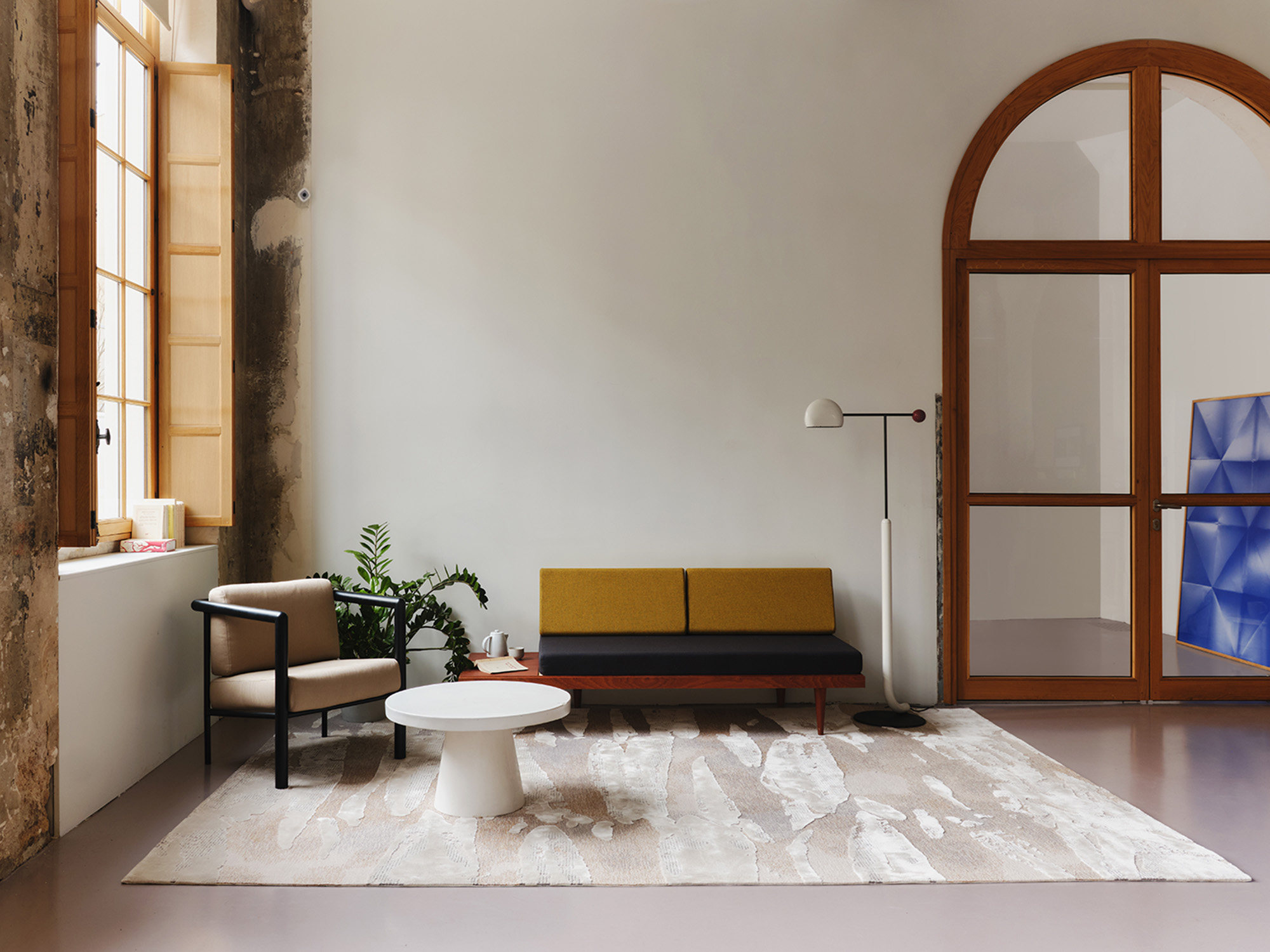 Staging of the natural bark carpet for Editon 1.6.9 with JD Staron in a modern and pure decor, interior design, interior architecture, object design, designer, studio jean-philippe nuel