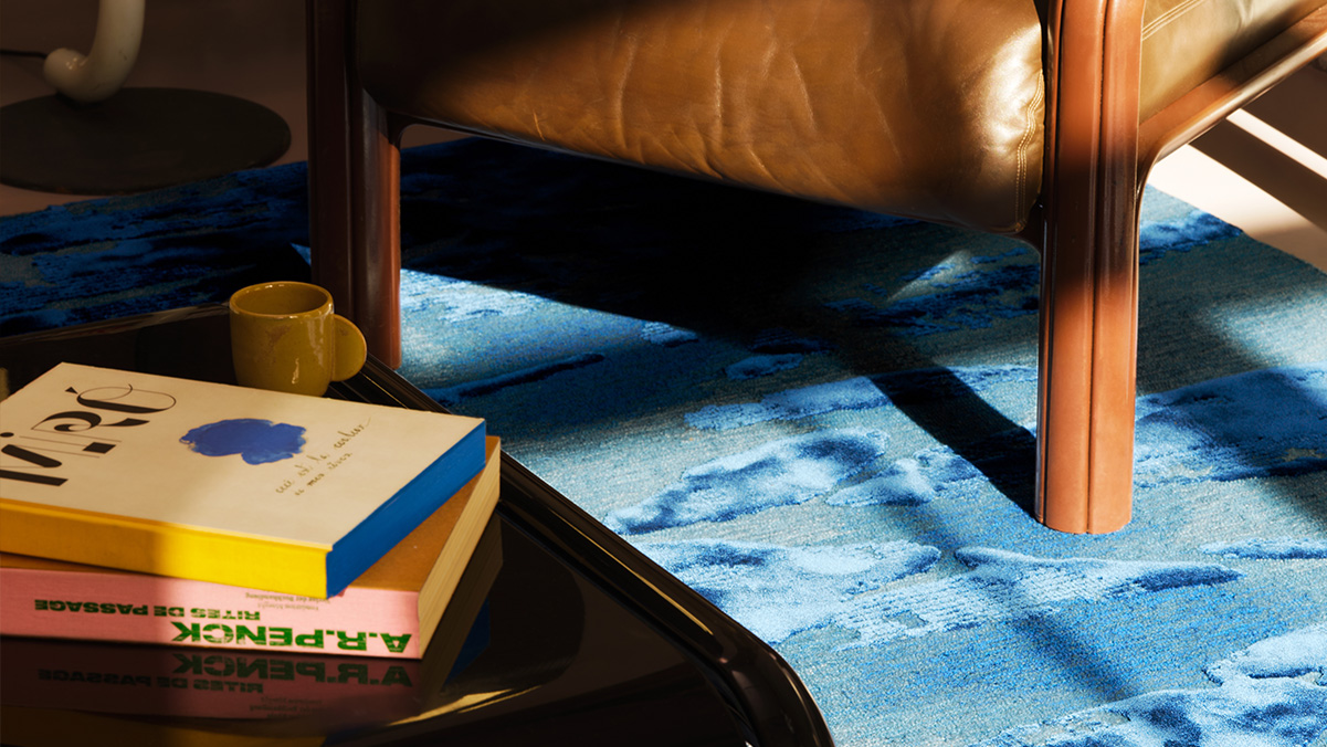 Mise en scène du tapis écorce bleu pour Editon 1.6.9 avec JD Staron, décoration d'intérieur, architecture d'intérieur, design d'objets, designer, studio jean-philippe nuel, design de luxe