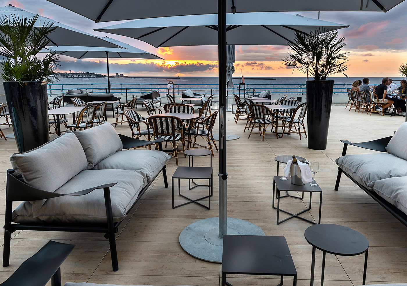 terrasse extérieure du Restaurant L'Atlantique de l'hôtel et spa Hélianthal de Saint Jean de Luz, hôtel lifestyle 4 étoiles designé par le studio d'architecture d'intérieur jean-philippe nuel, hôtel de bord de mer, décoration pays basque