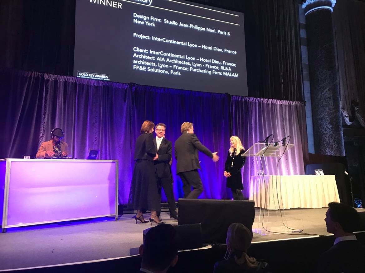 L'architecte d'intérieur jean-philippe nuel et sandy depres stevens à la remise de prix des gold key awards à new york